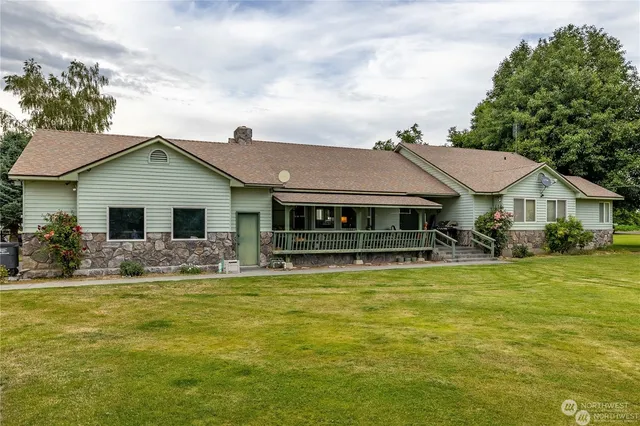 a house with swimming pool in front of it