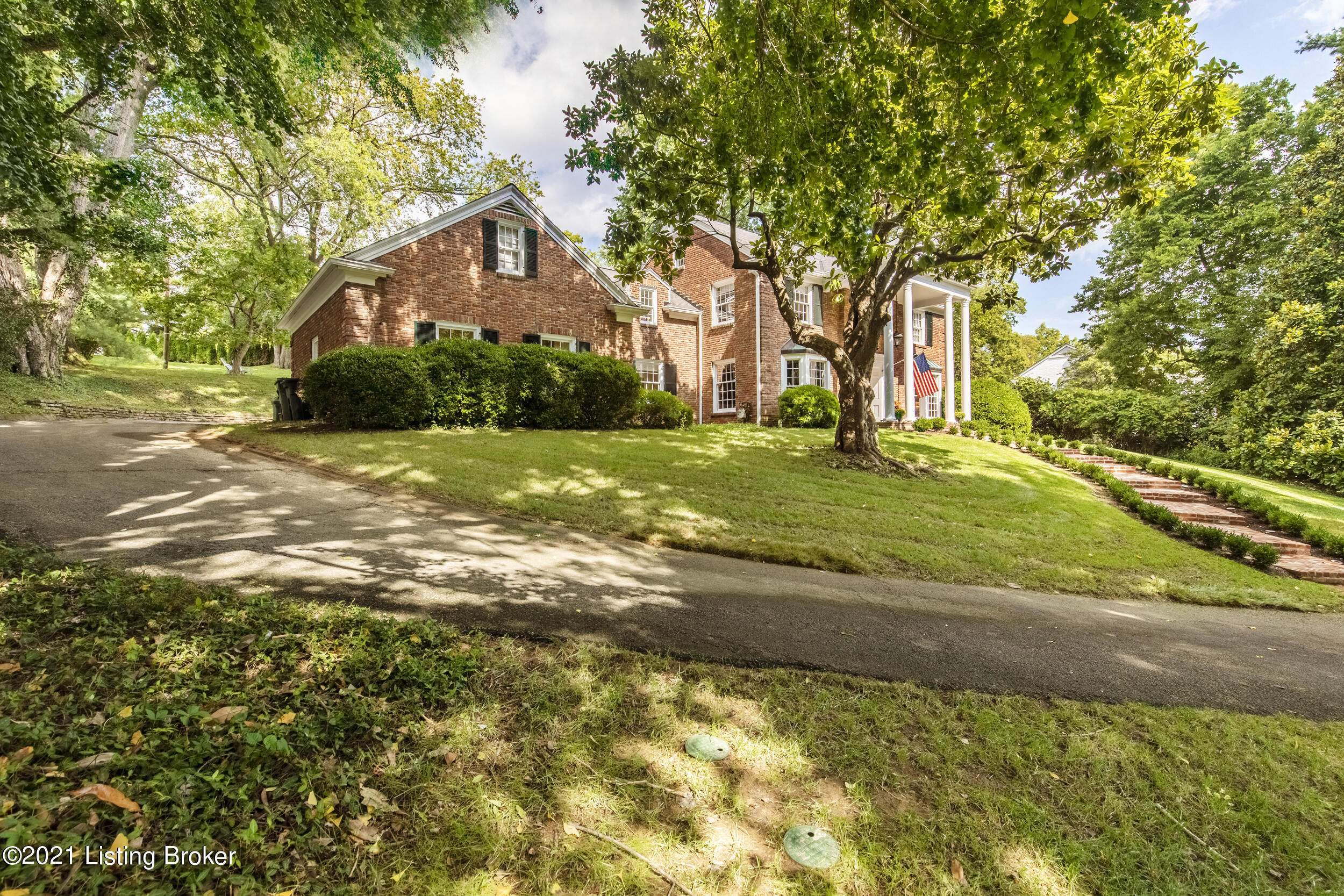 119 Arrowhead Road Louisville, KY 40207 - Photo 2 of 67 2-front