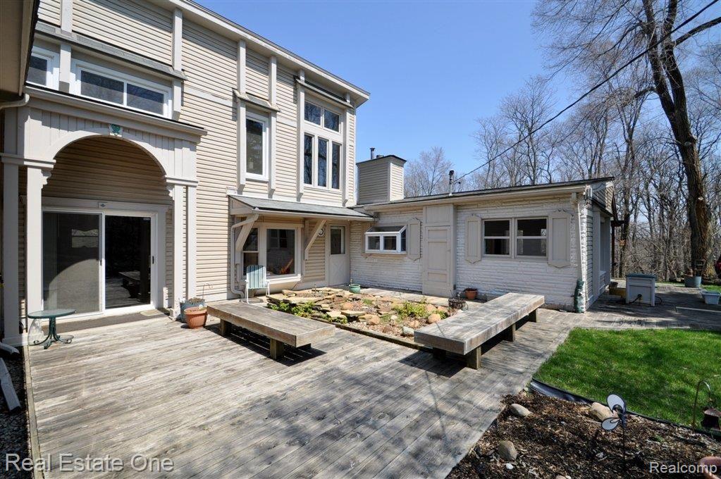 1700 Silver Bell Road Rochester, MI 48306 - Photo 2 of 25 Built in Benches