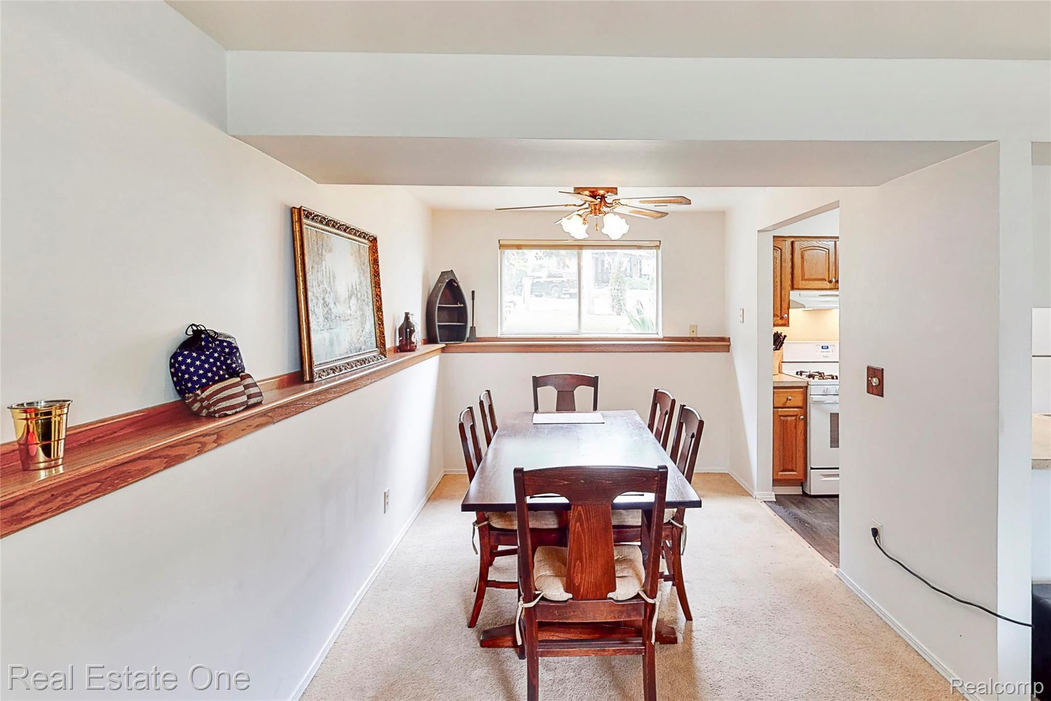 517 West High Street Fenton, MI 48430 - Photo 12 of 33 Real oak trim around dining and great room.
