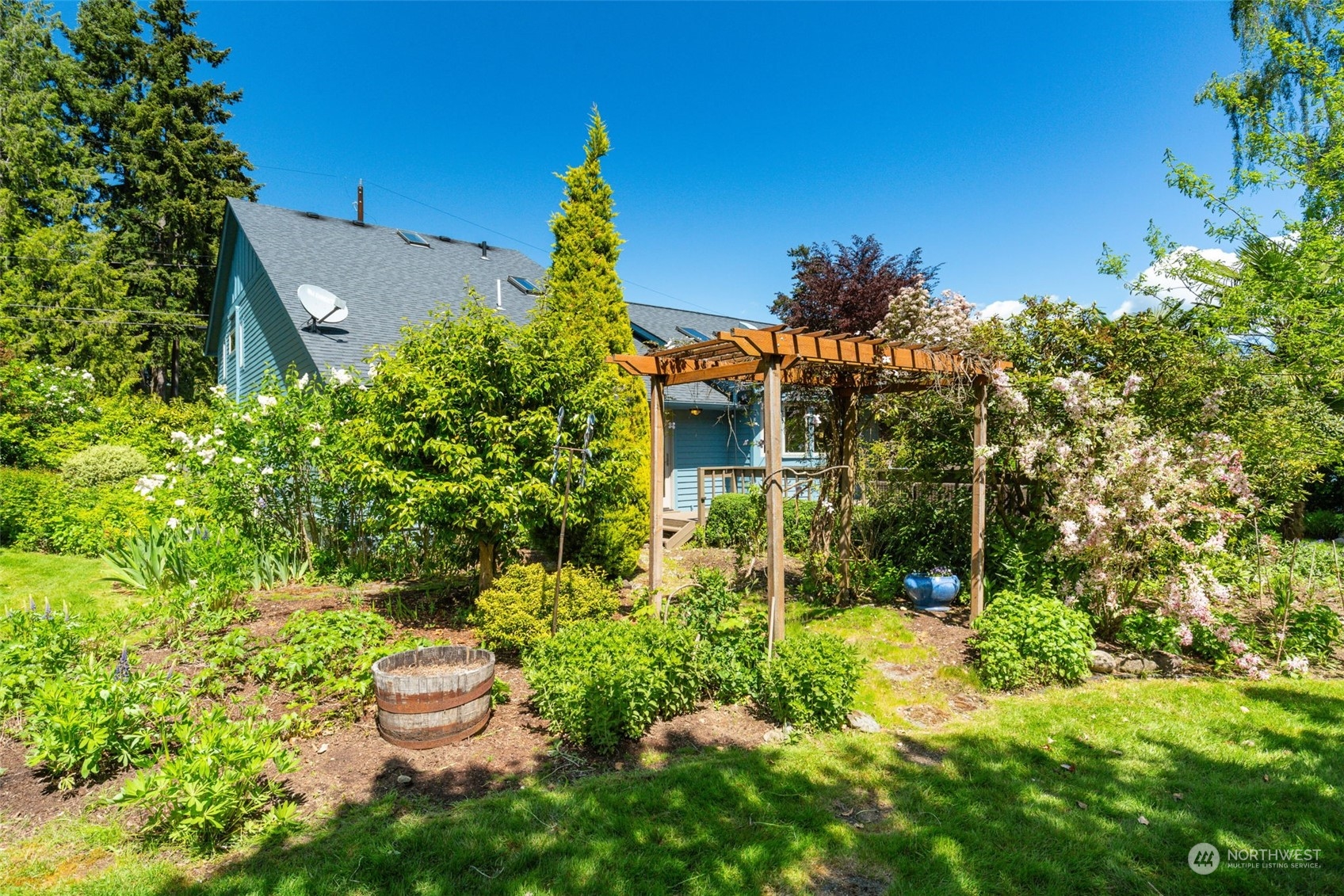 5337 South Kenyon Street Seattle, WA 98118 - Photo 30 of 37 a view of a back yard