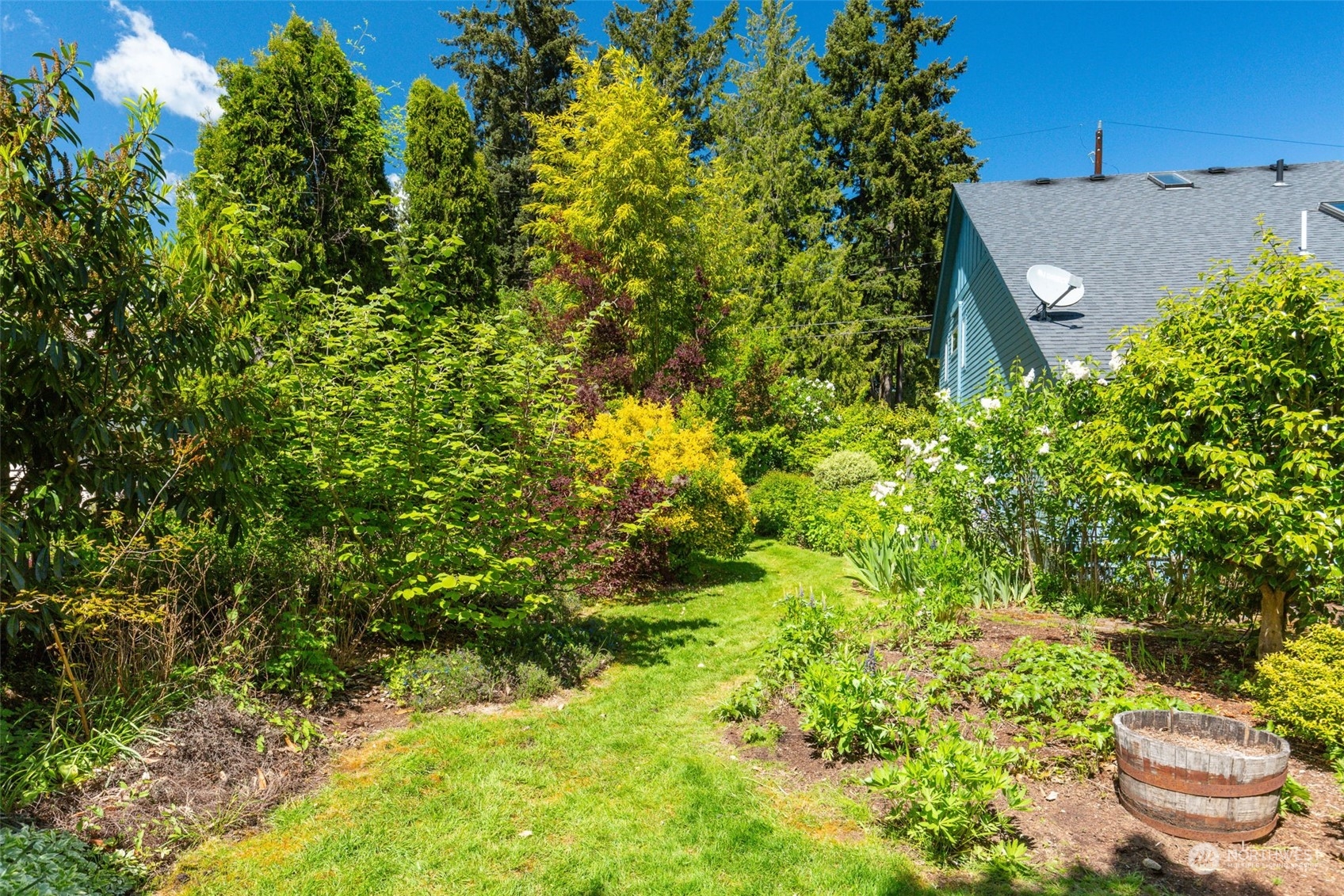 5337 South Kenyon Street Seattle, WA 98118 - Photo 31 of 37 a view of a garden