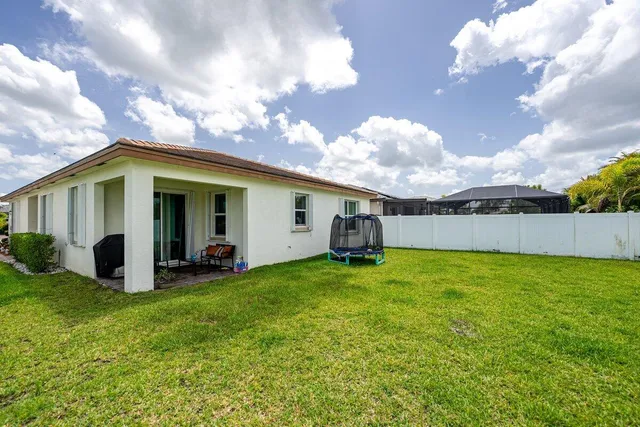 a view of a house with backyard and garden