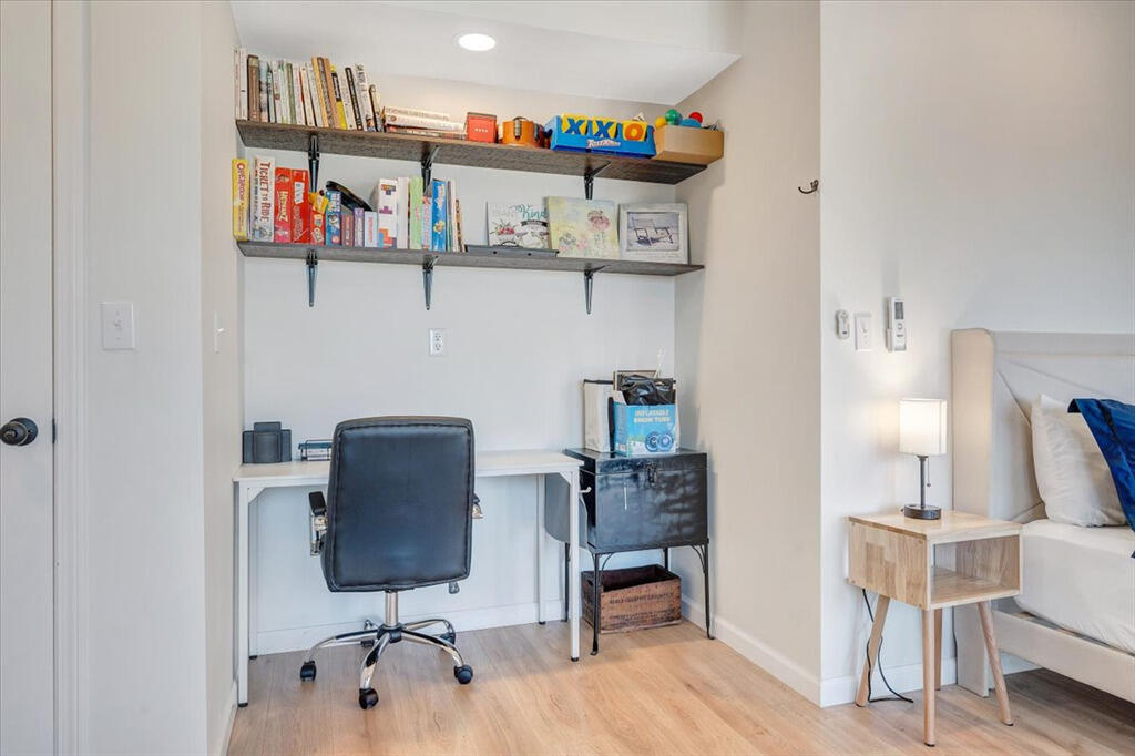 1039 Fosters Knob Road Blue Ridge, VA 24064 - Photo 23 of 45 a workspace with furniture and wooden floor