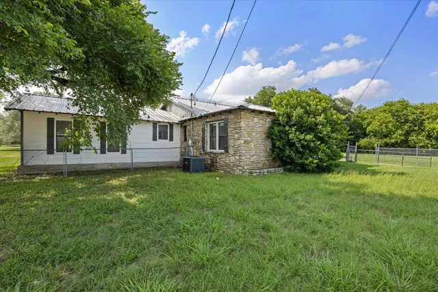 a view of a house with backyard and garden