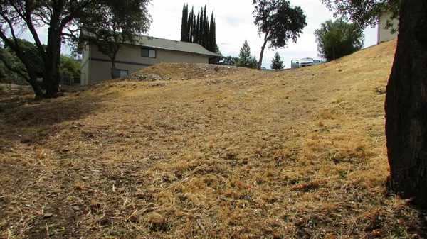 a view of backyard of the house