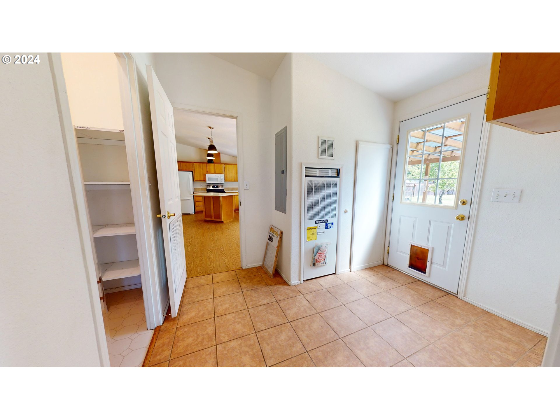 6401 Main Street Springfield, OR 97478 - Photo 16 of 41 a open living room