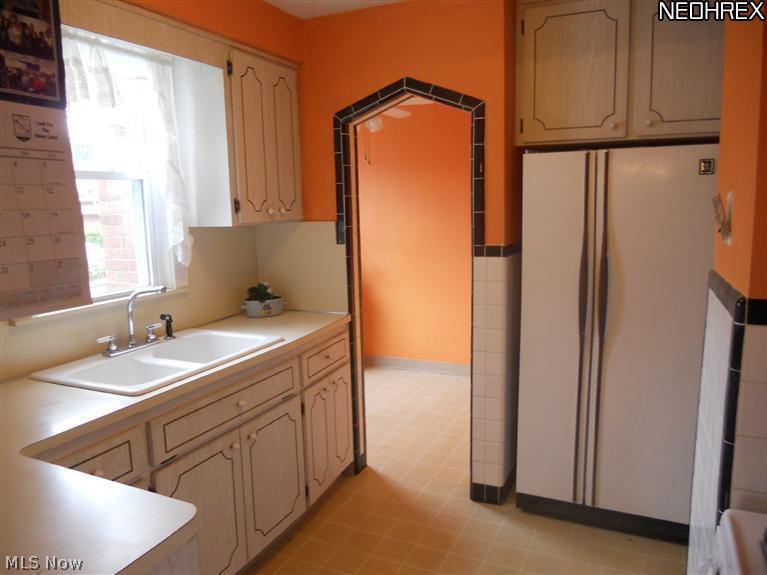2168 Vernon Road University Heights, OH 44118 - Photo 4 of 11 Spacious Eat-in Kitchen with Pantry and All Appliances