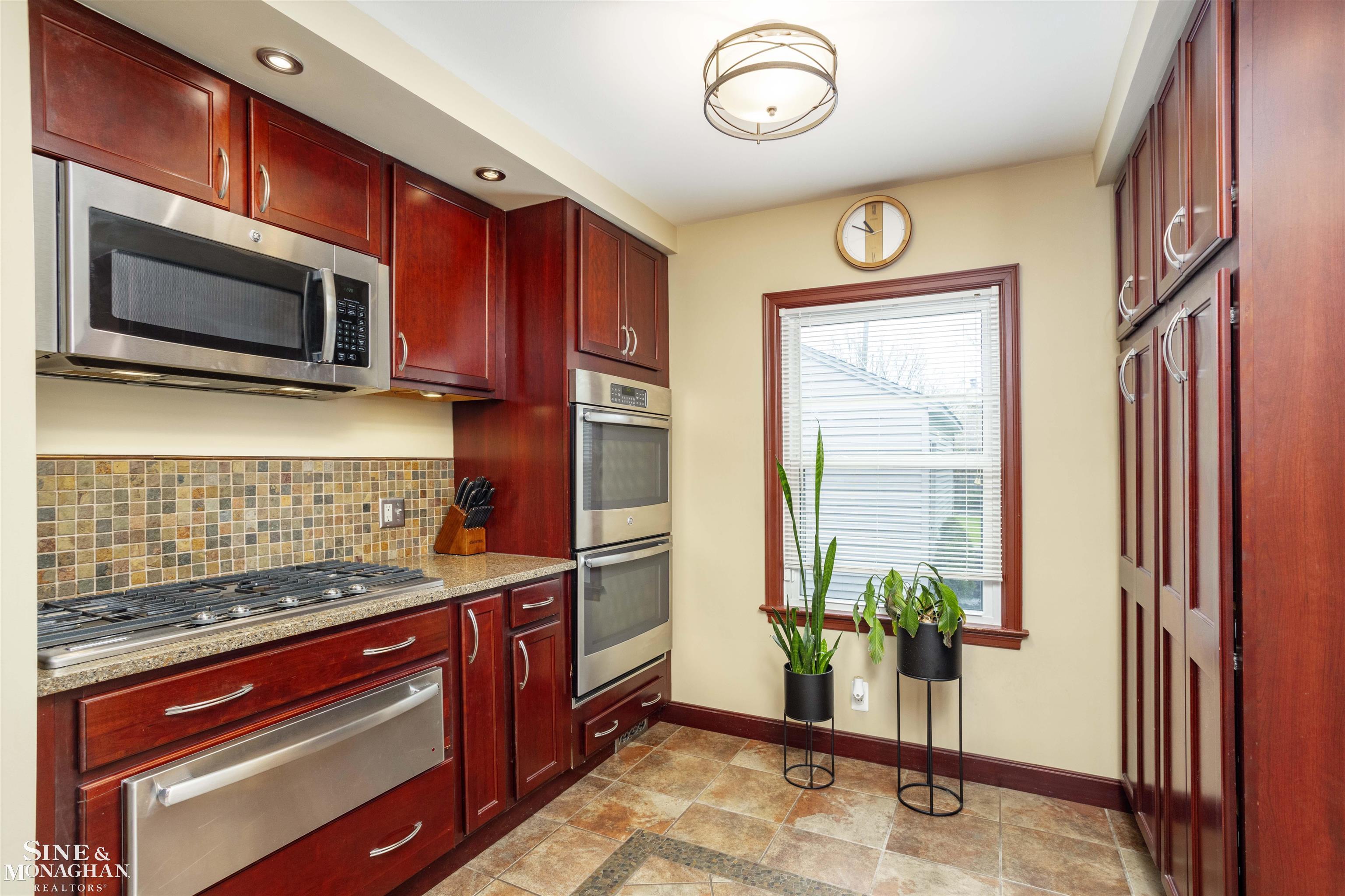 1641 Severn Road Grosse Pointe, MI 48236 - Photo 9 of 29 50106903-8.JPG