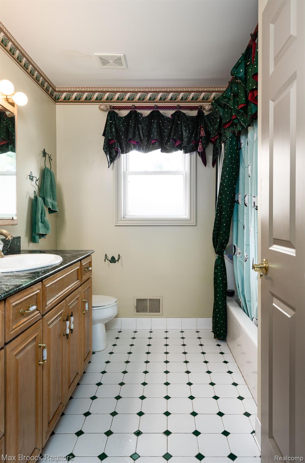 46 Ridge Road Pleasant Ridge, MI 48069 - Photo 35 of 53 Upper Level South Bathroom