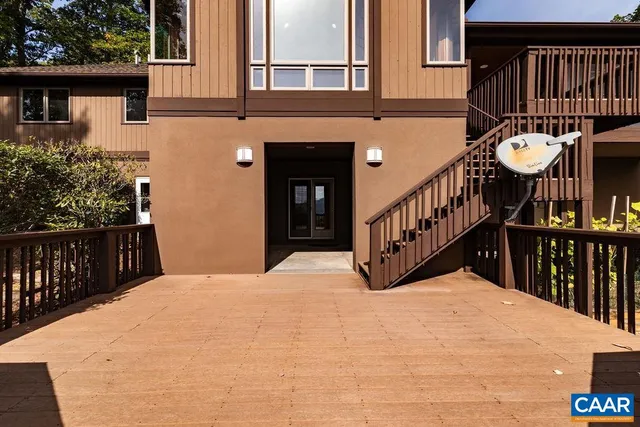 a view of a back yard