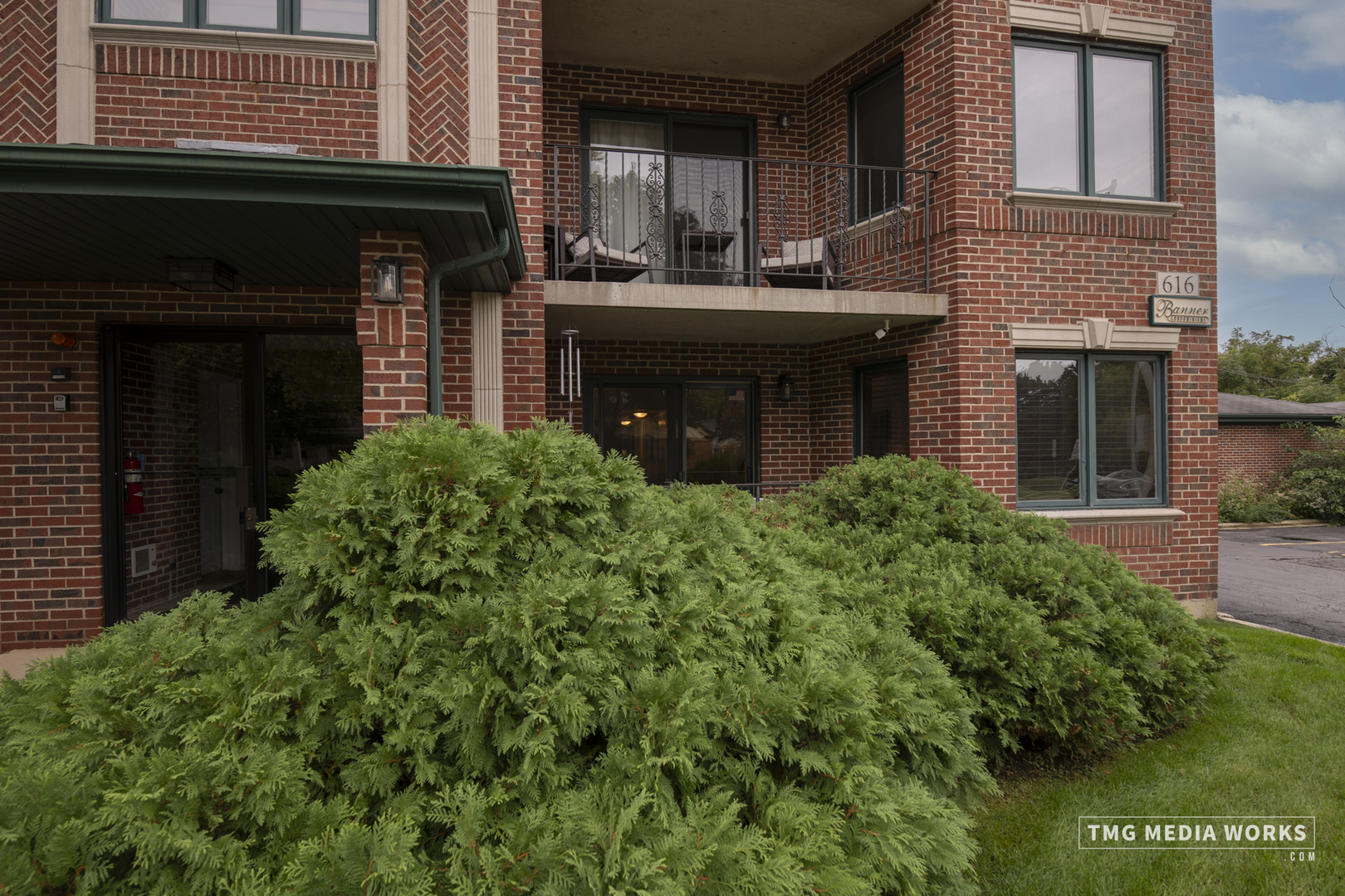 616 East 5th Avenue, Unit 101 Naperville, IL 60563 - Photo 23 of 57 a front view of a house with a garden