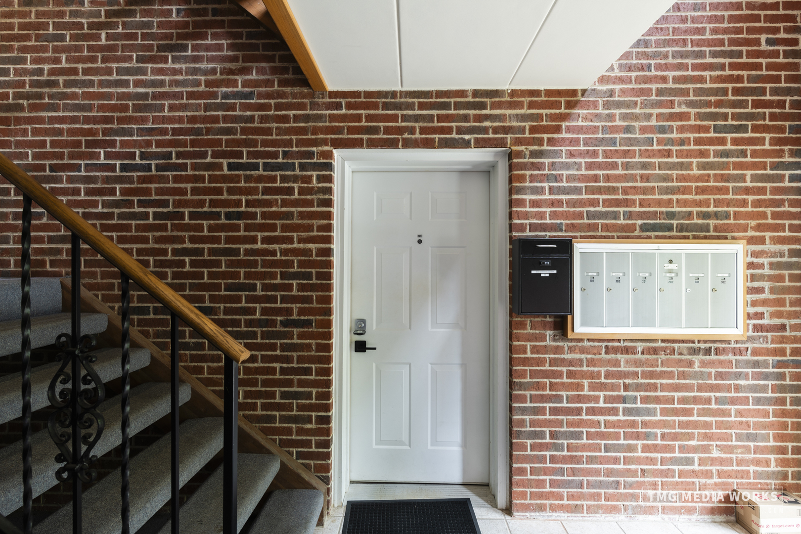 616 East 5th Avenue, Unit 101 Naperville, IL 60563 - Photo 25 of 57 a view of wooden door