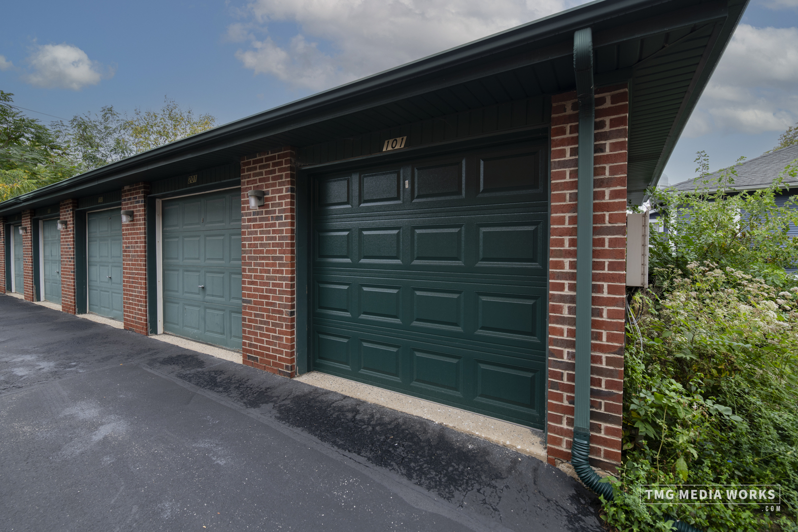 616 East 5th Avenue, Unit 101 Naperville, IL 60563 - Photo 29 of 57 a backyard of a house