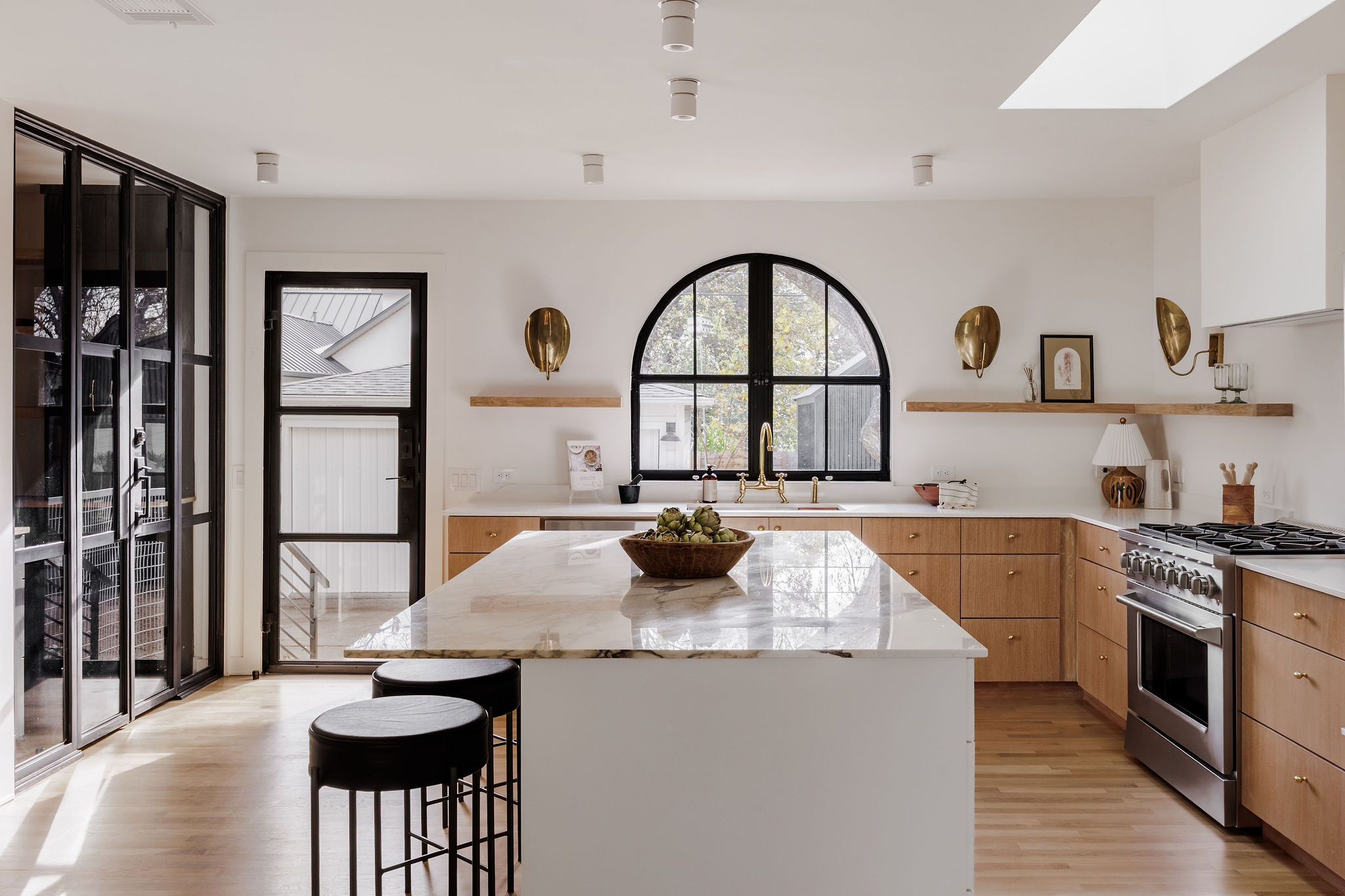 A stunning Calacatta Fiorito marble island takes center stage