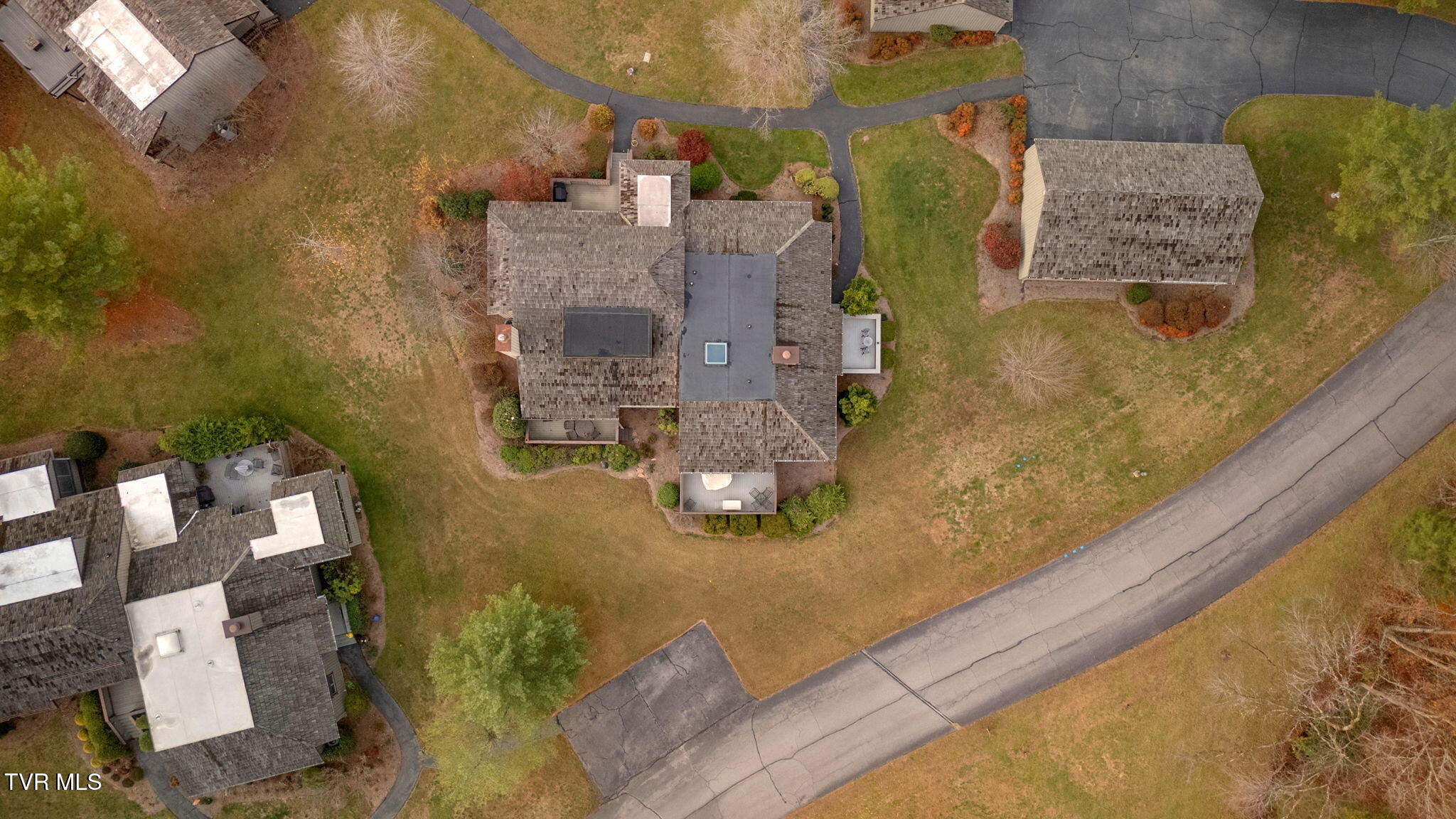 136 Columbine Road Kingsport, TN 37660 - Photo 34 of 44 6-web-or-mls-DJI_20241121152133_0289_D