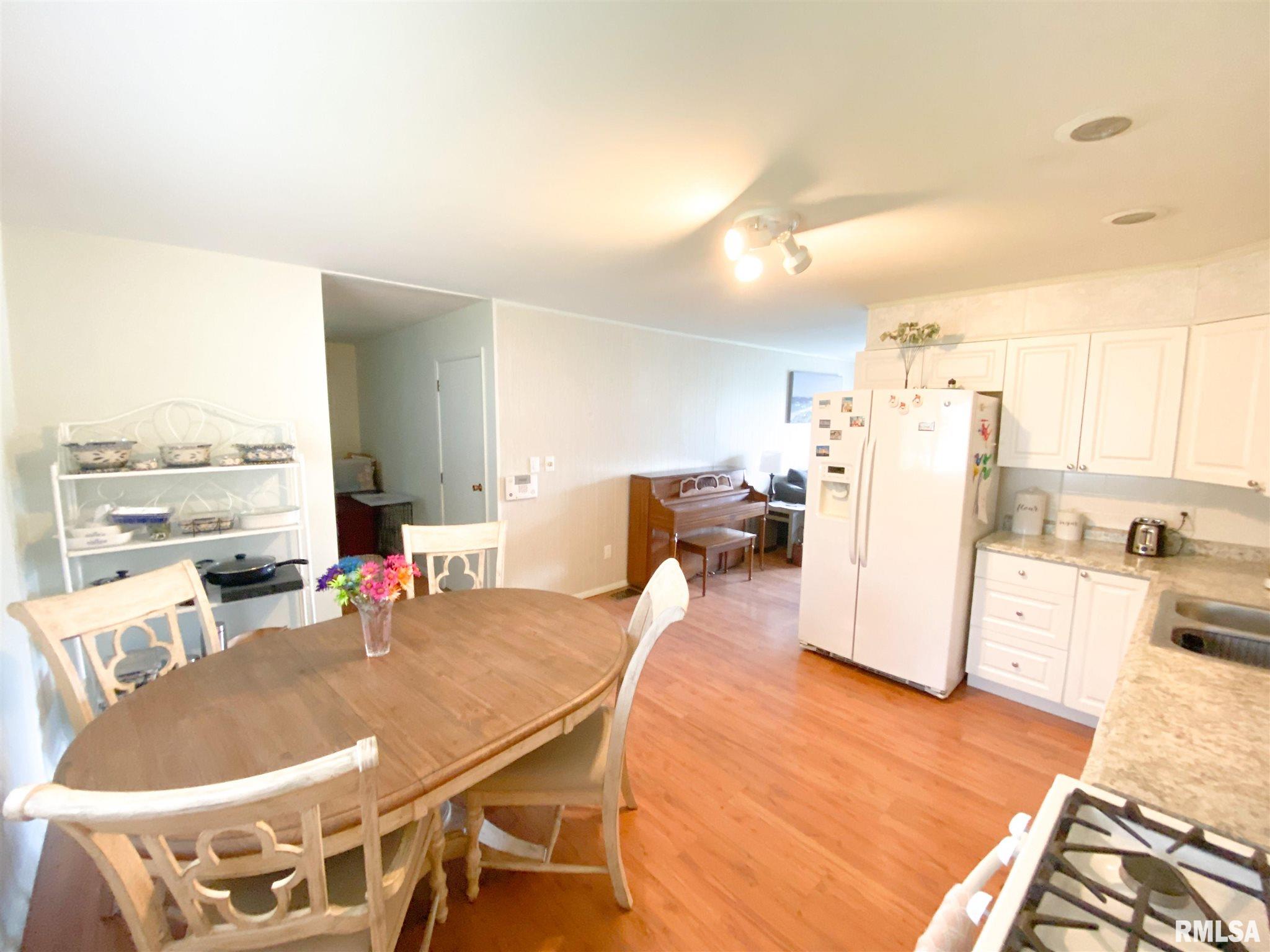 2405 Devonshire Road Springfield, IL 62703 - Photo 3 of 22