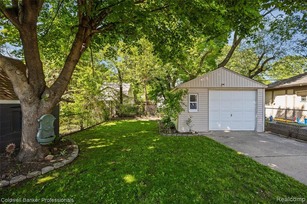2050 Ridgemont Road Grosse Pointe Woods, MI 48236 - Photo 18 of 22