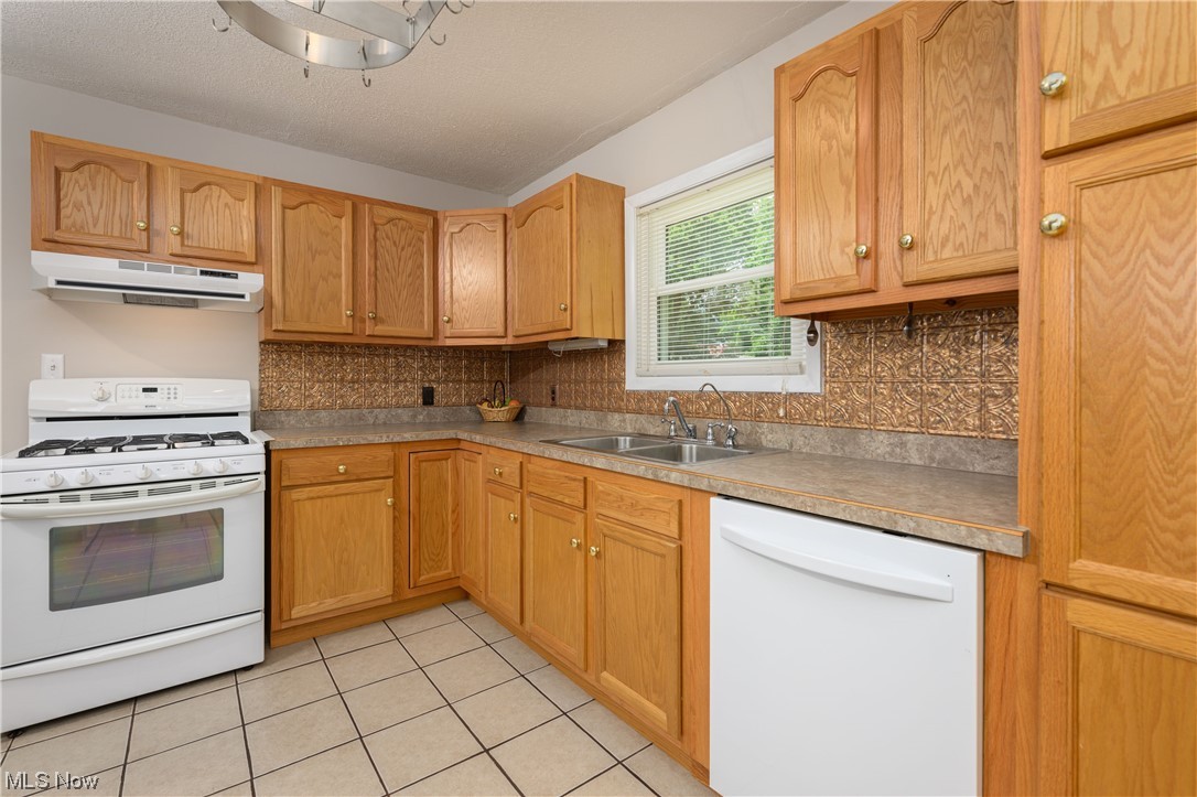 4202 Mapleton Street Southeast Canton, OH 44707 - Photo 8 of 31 Spacious kitchen w/ appliances
