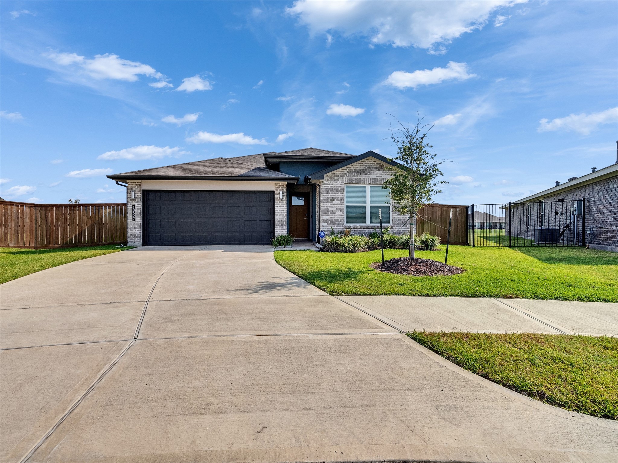 10627 Great Basin Drive Rosharon, TX 77583 - Photo 2 of 42 a front view of house with yard