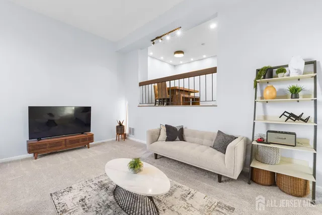 $460,000 | 158 Henderson Place, East Windsor, NJ 08520