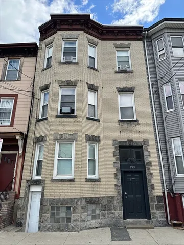 $3,200 | 139 London Street, Unit 3, Boston, MA 02128