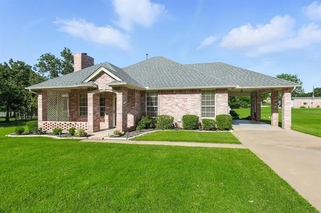 a view of a livingroom with furniture and a ceiling fan