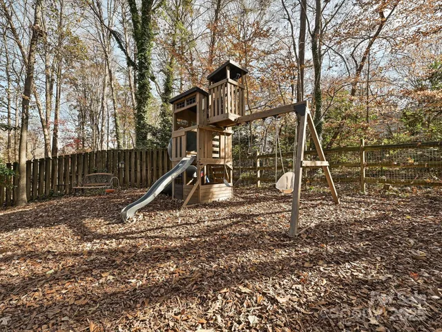 a view of a yard with a tree