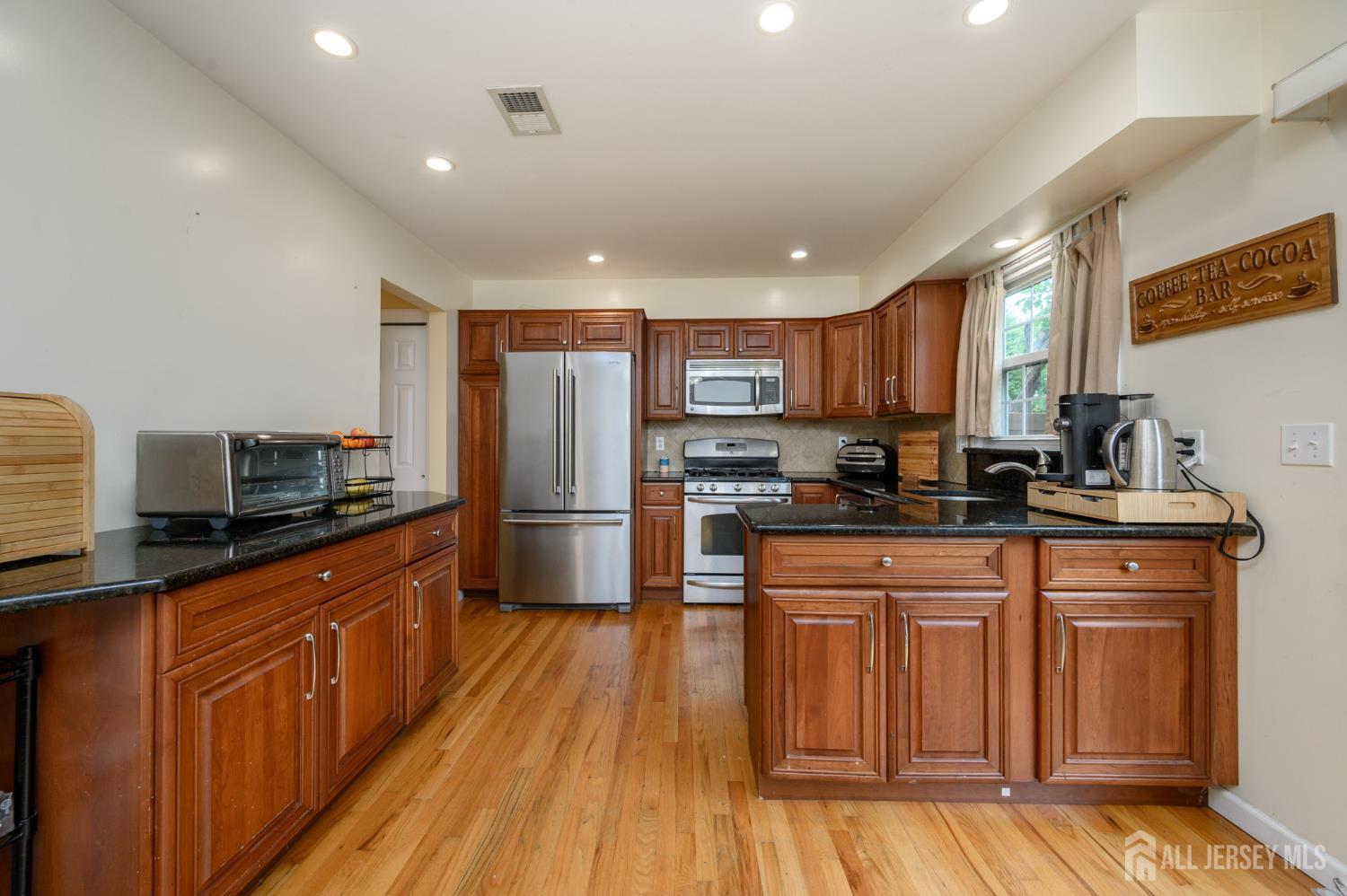 171 Howell Avenue Fords, NJ 08863 - Photo 12 of 33
