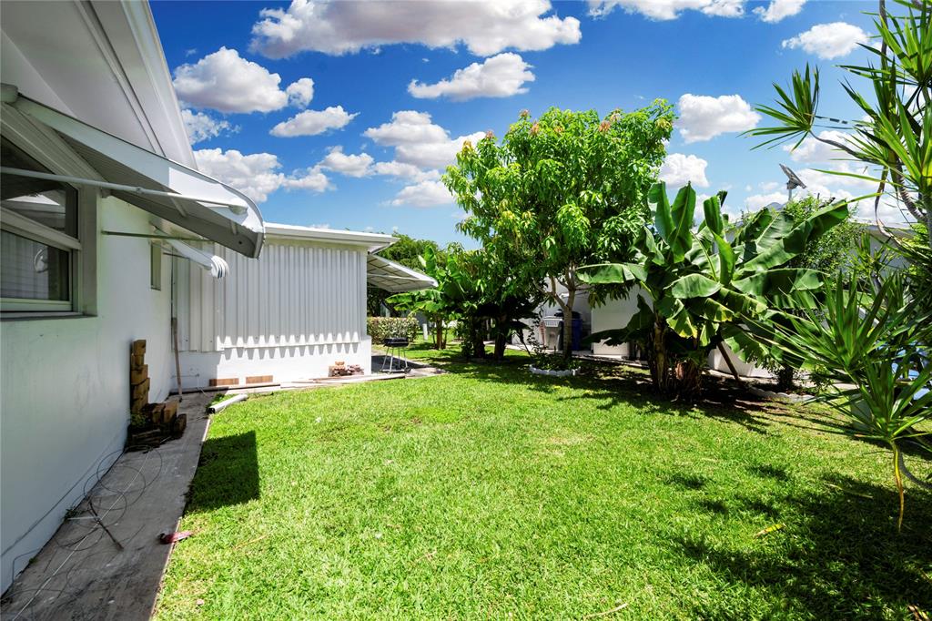 220 South Golf Boulevard Pompano Beach, FL 33064 - Photo 23 of 35 a backyard of a house with lots of green space