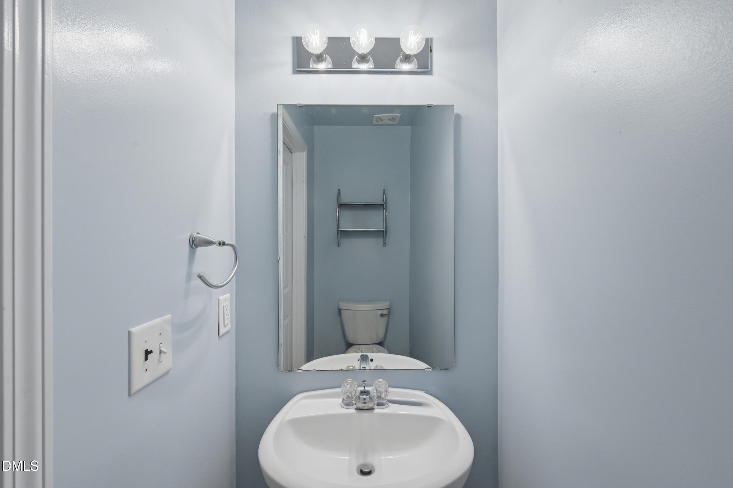 148 Brockton Ridge Drive Garner, NC 27529 - Photo 15 of 39 a bathroom with a sink and a mirror