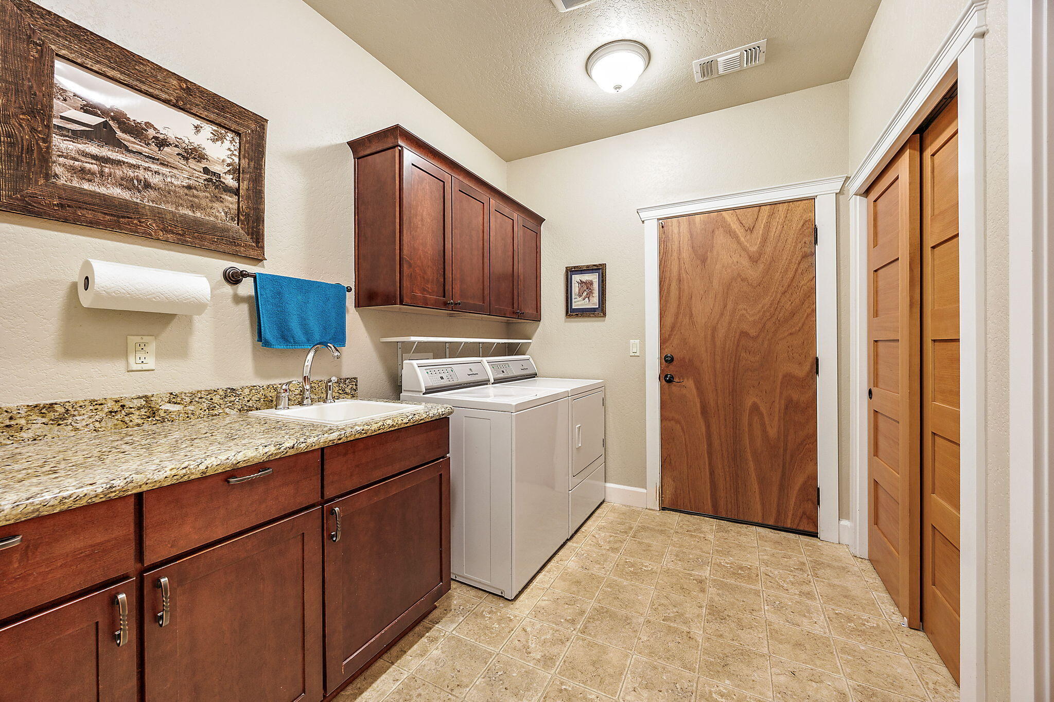 958 Pumpkin Ridge Eagle Point, OR 97524 - Photo 27 of 33 Lots of Extra Storage in the Laundry Room w/ Deep Sink