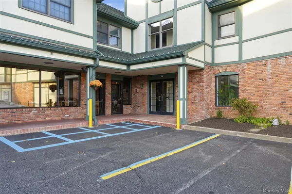 $3,900 | 62 South Street, Unit 201, Oyster Bay, NY 11771