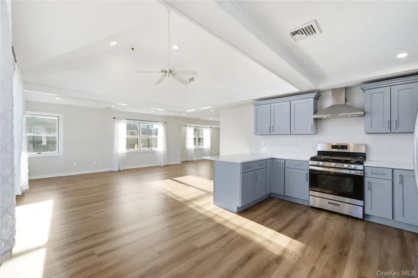 $3,900 | 62 South Street, Unit 201, Oyster Bay, NY 11771
