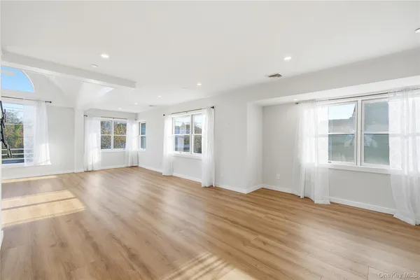 $3,900 | 62 South Street, Unit 201, Oyster Bay, NY 11771