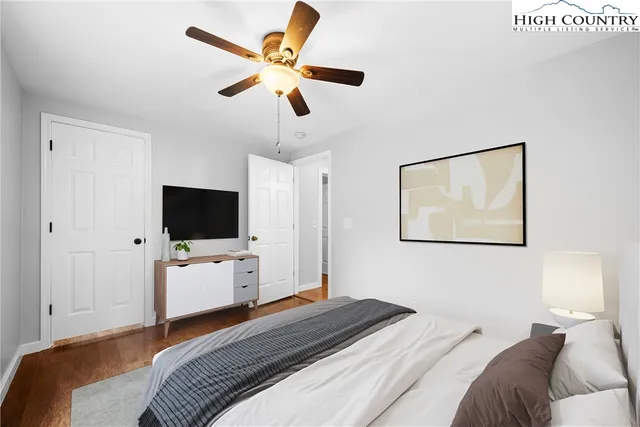 a view of a livingroom with a ceiling fan