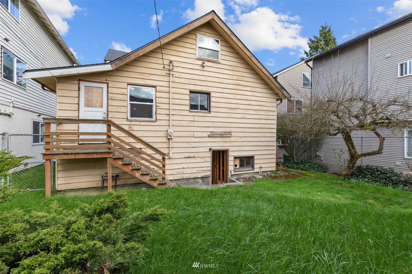 10325 Midvale Avenue North Seattle, WA 98133 - Photo 32 of 39 a front view of a house with a yard
