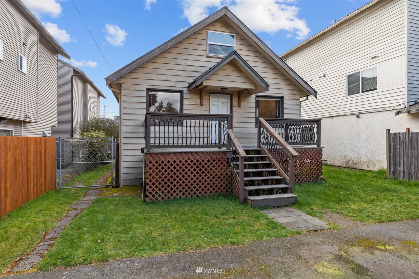10325 Midvale Avenue North Seattle, WA 98133 - Photo 39 of 39 a front view of a house with a garden