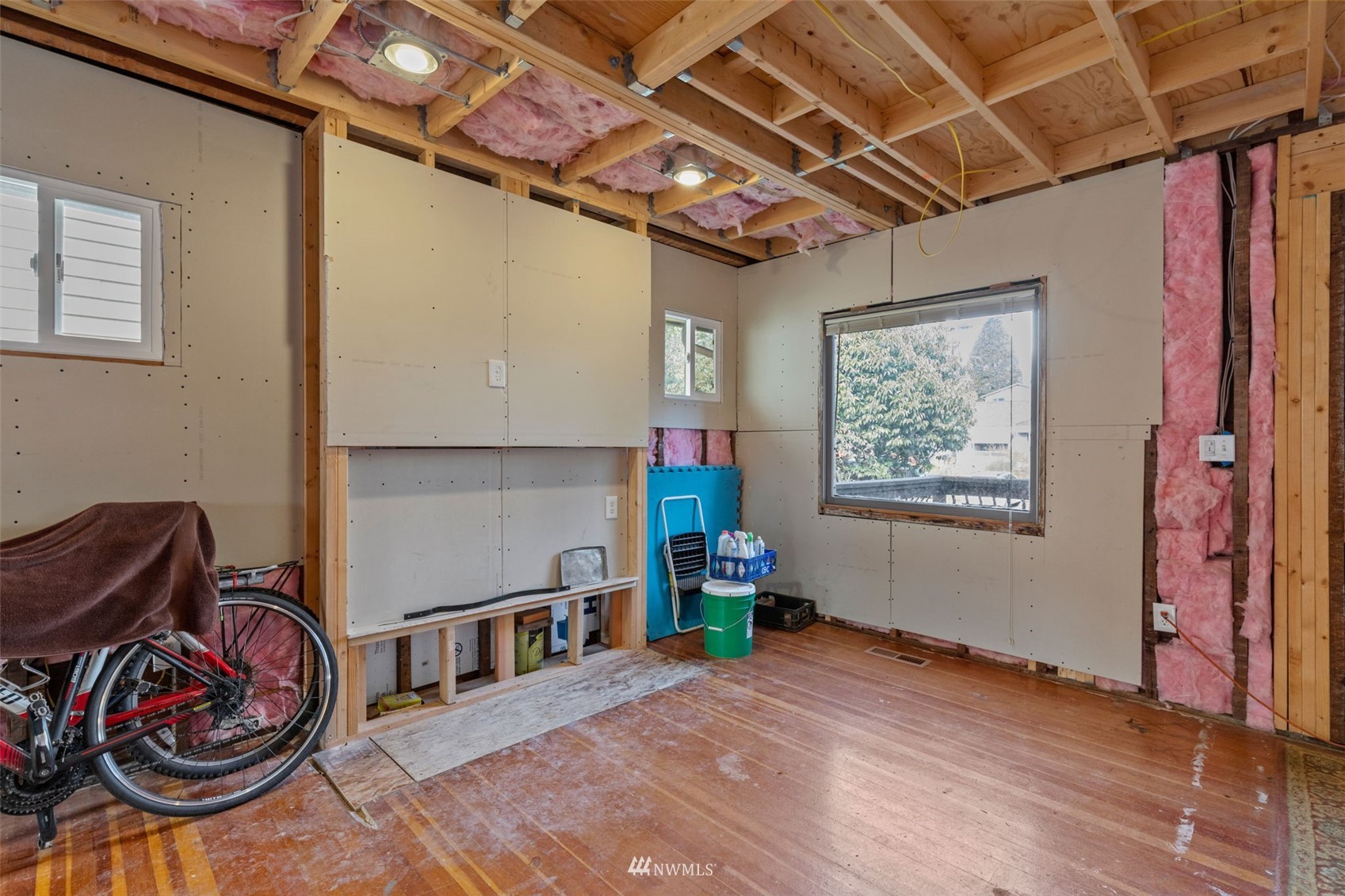 10325 Midvale Avenue North Seattle, WA 98133 - Photo 5 of 39 a view of a storage & utility room