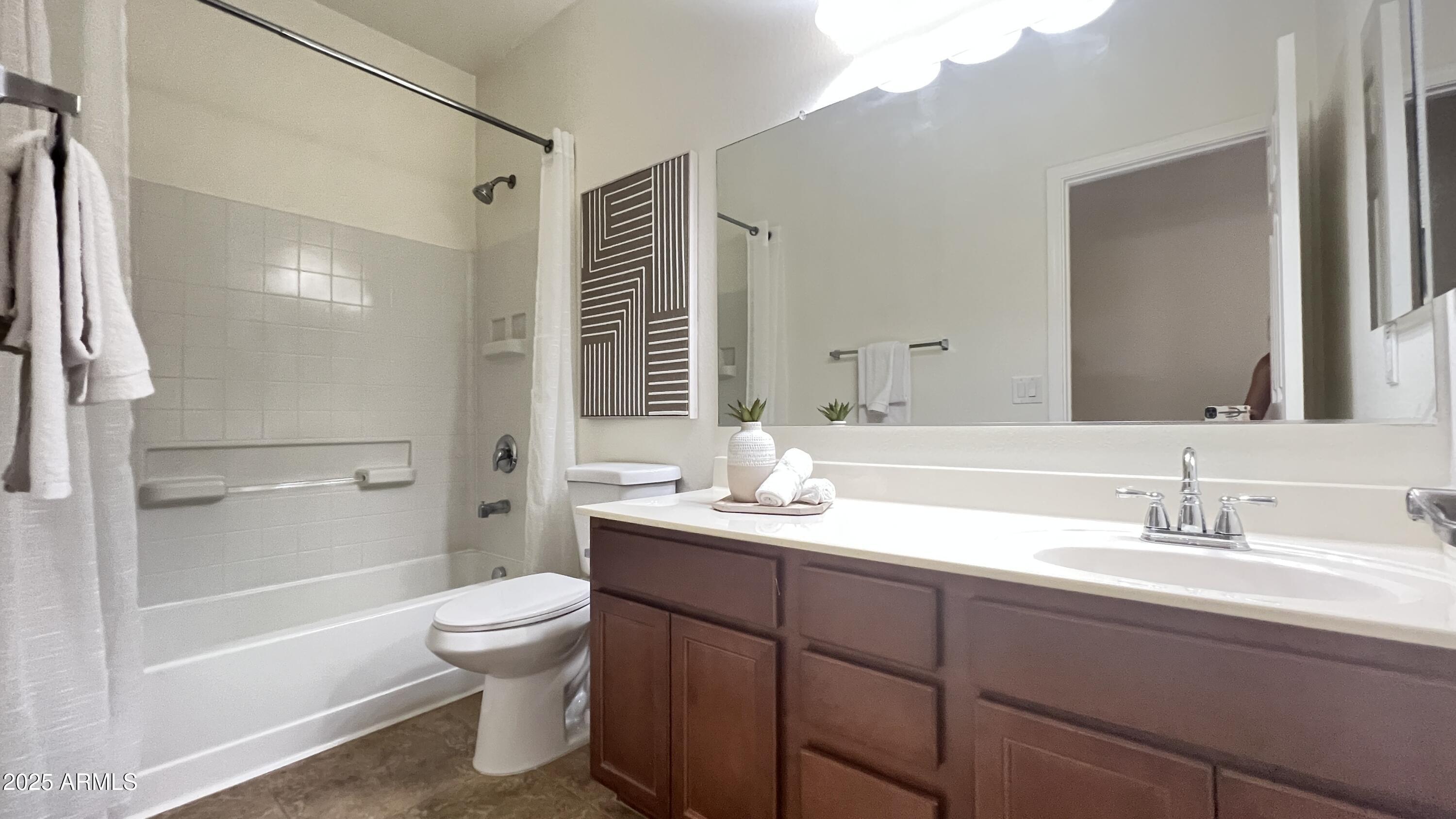 10850 West Avenida Del Rey Peoria, AZ 85383 - Photo 25 of 35 HALL BATHROOM
