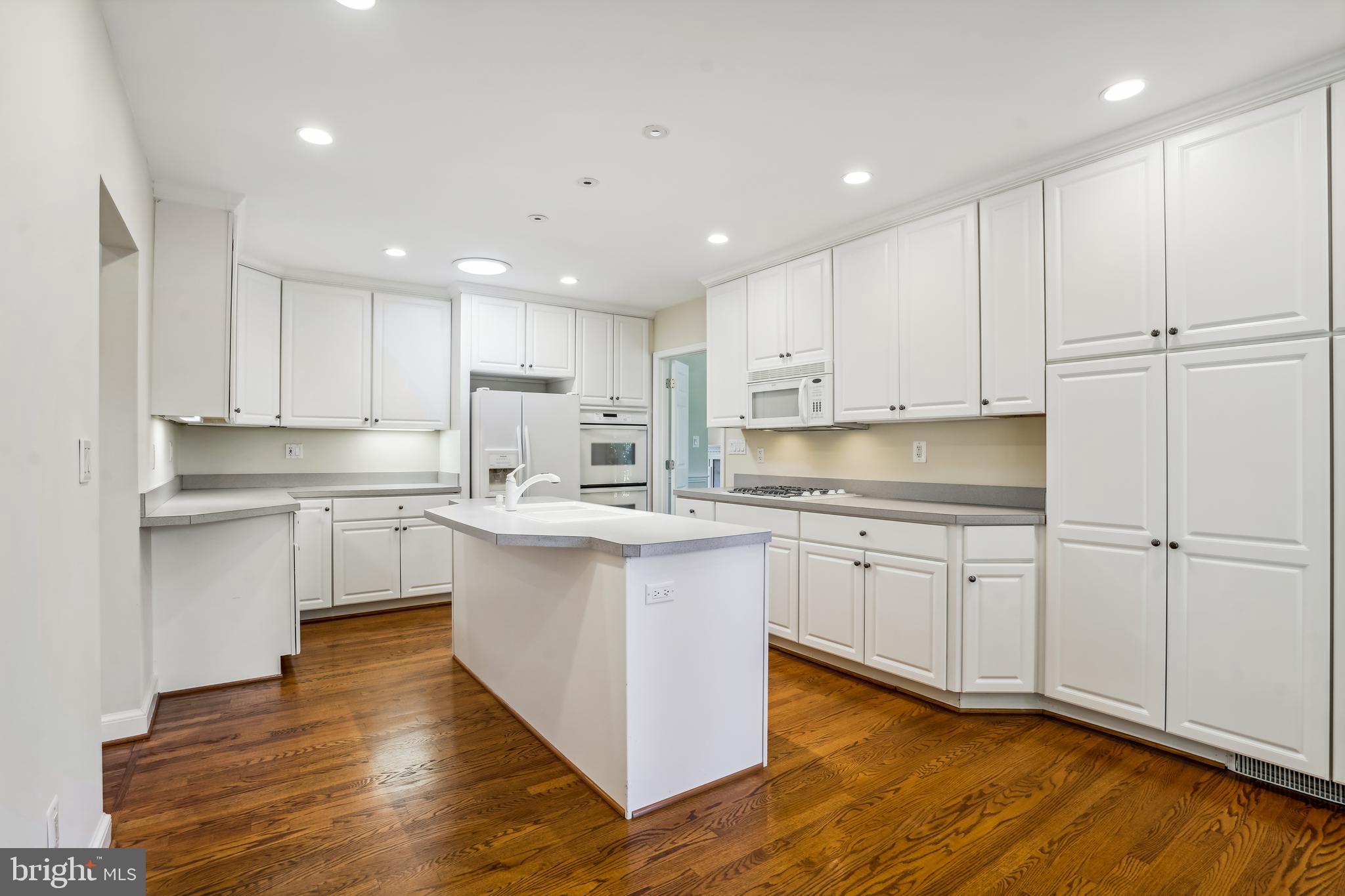 4119 North Ridgeview Road McLean, VA 22101 - Photo 18 of 56 Gas stove! Loads of storage!