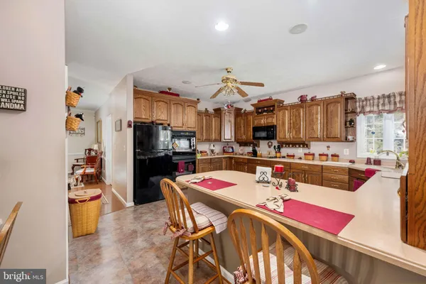 a view of a livingroom with furniture and a ceiling fan