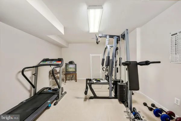 a view of a house with backyard and garden