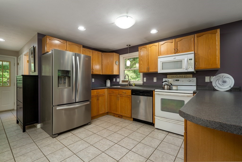 37 Unicorn Circle Amesbury, MA 01913 - Photo 13 of 35