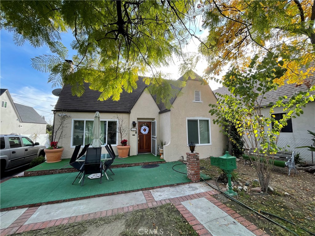 a view of a house with a backyard