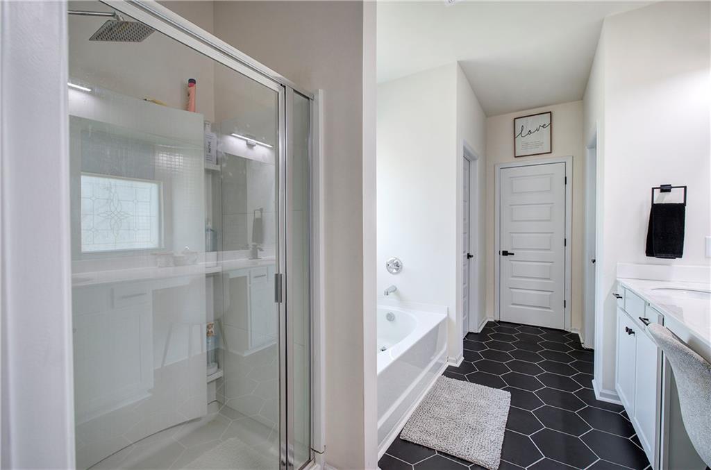 10 Eagle Drive Northwest Cartersville, GA 30121 - Photo 25 of 41 a bathroom with a bathtub and a sink
