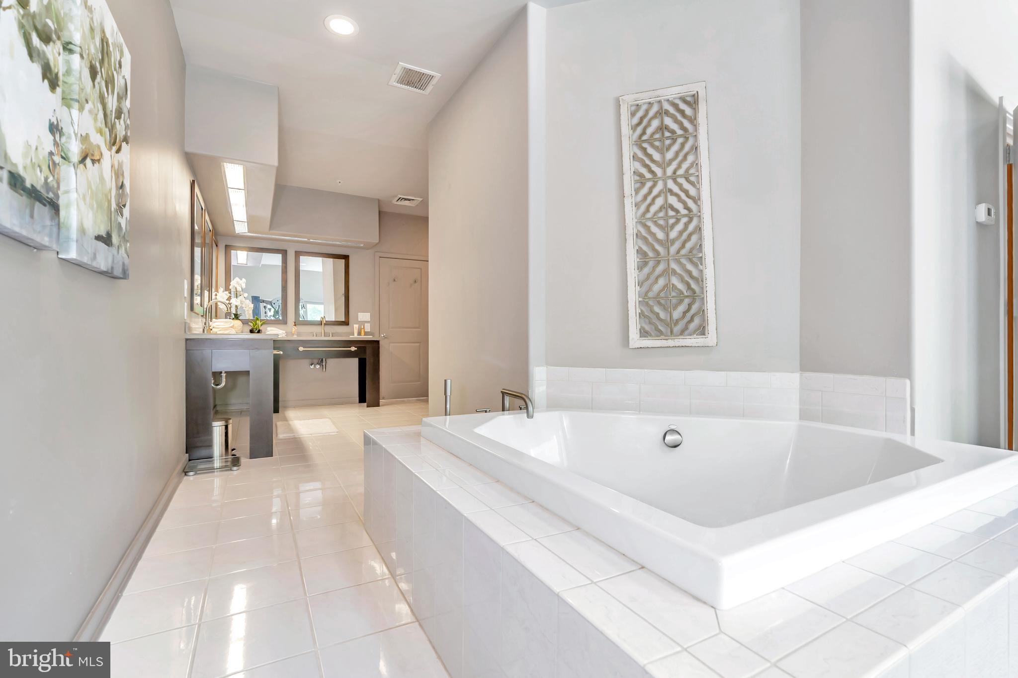 118 Bancroft Mills Road Wilmington, DE 19806 - Photo 26 of 40 a spacious bathroom with a bathtub and a sink