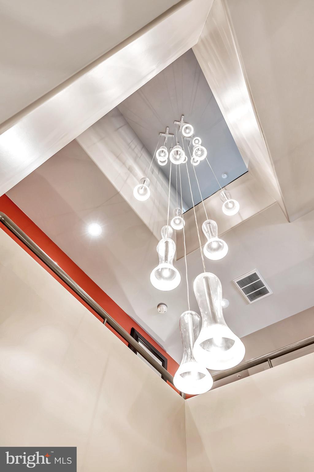 118 Bancroft Mills Road Wilmington, DE 19806 - Photo 8 of 40 a vase of flowers sitting on a table