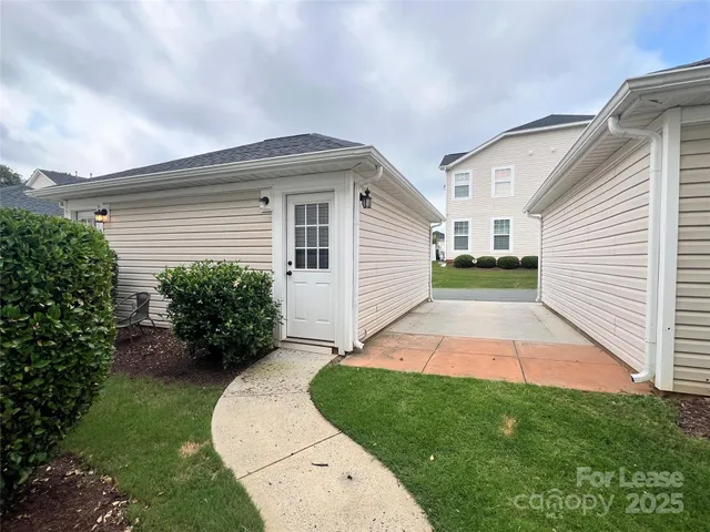 a view of backyard of the house