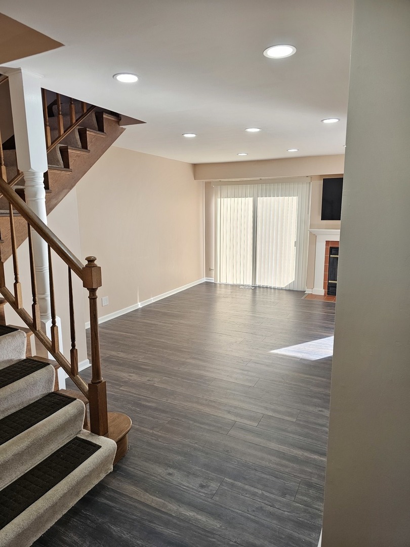 1529 Lighthouse Drive Naperville, IL 60565 - Photo 3 of 21 a view of an entryway